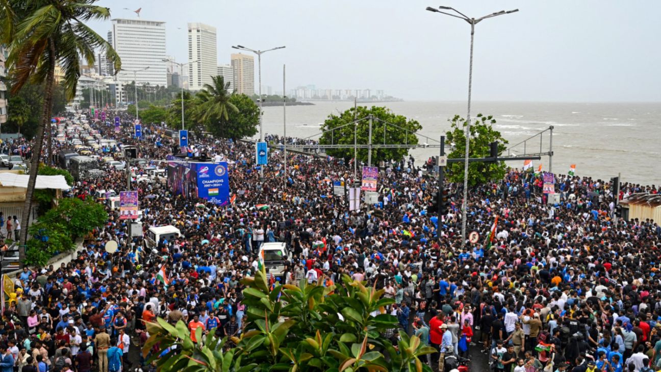 Massive crowds in and around Wankhede to greet Indian team