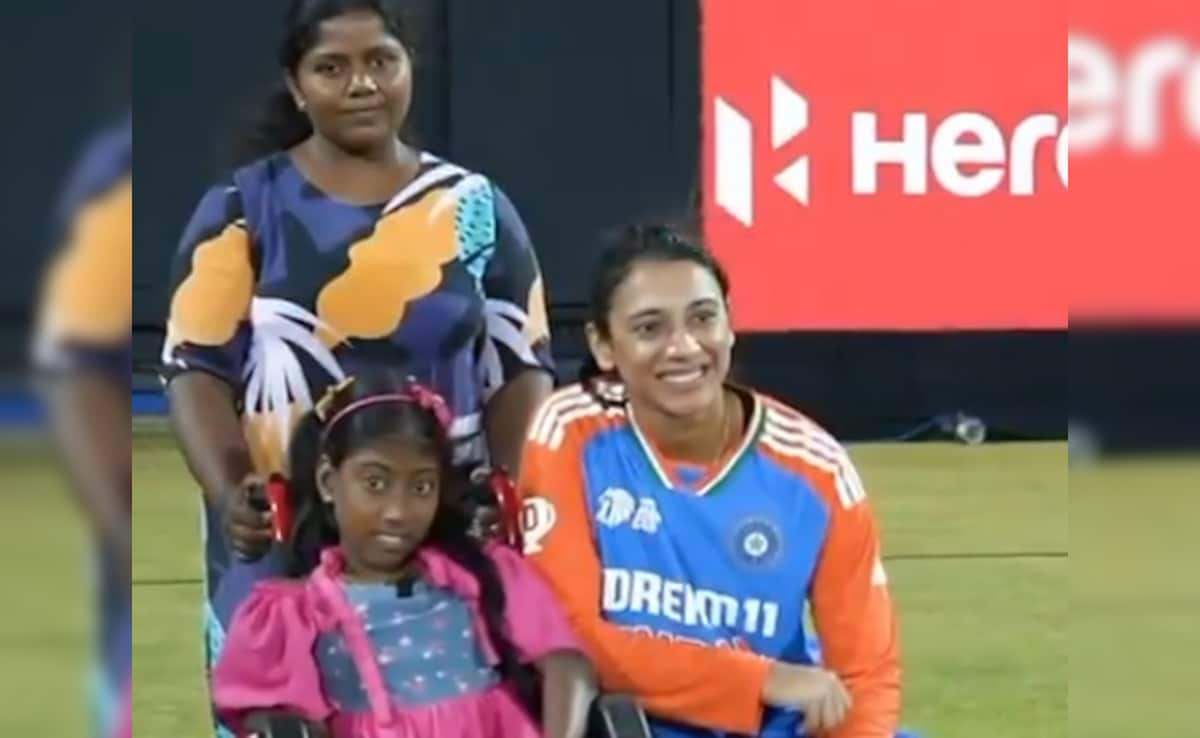 Smriti Mandhana Gifts Wheelchair-Bound Girl Mobile Phone After India Match In Asia Cup | Cricket News